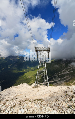 Vue aérienne de Primiero valley avec pylône de téléphérique sur le premier plan, le Trentin, Italie Banque D'Images