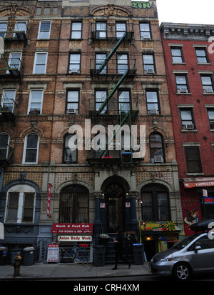 Portrait voiture garée, personne qui marche sur le trottoir, Physical Graffiti 'immeuble', 96 Place Saint Marc, East Village, New York Banque D'Images