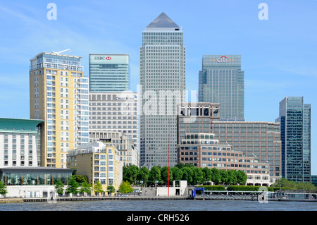 Vue sur la Tamise à marée haute vers London Docklands Canary Wharf skyline Banque D'Images