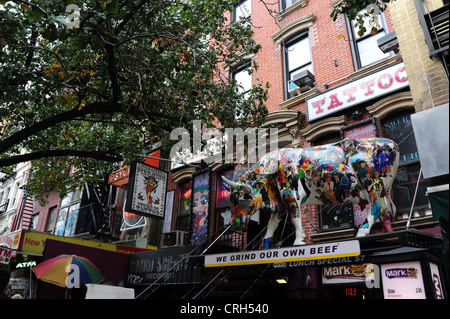 Arbre, tenement, body piercing, tatouages Andromède cow standing canopy Mark Restaurant, St Mark's Place, East Village, New York Banque D'Images