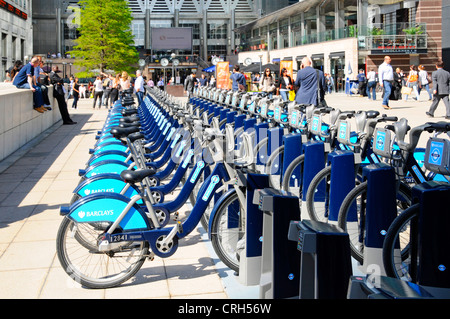 Barclays Blue sponsorisé vélos à louer à côté de la station de métro Canary Wharf Jubilee Line Isle of Dogs Tower Hamlets East London Angleterre Royaume-Uni Banque D'Images