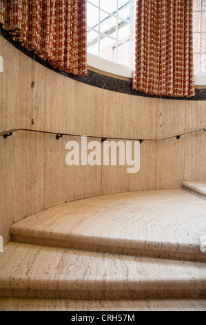 1930 impressionnant escalier de travertin et rideaux avec motif géométrique - à l'Institut des beaux-arts de Birmingham. Banque D'Images