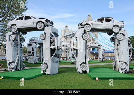 CitiHenge 2012 réplique de la sculpture de Stonehenge, projet entrepris par Skoda et construit avec 18 voitures de rebut Southwark Londres Angleterre Royaume-Uni Banque D'Images