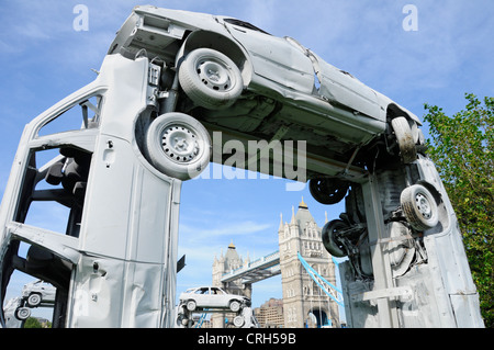 CitiHenge 2012 réplique de la sculpture de Stonehenge, projet entrepris par Skoda et construit avec 18 voitures de rebut Potters Fields Southwark Londres Angleterre Royaume-Uni Banque D'Images