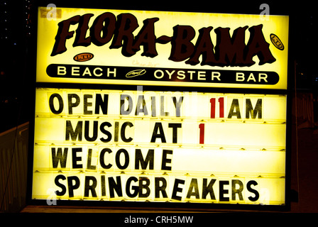 Vieux signe lumineux Flora-Bama Beach et Oyster Bar sign nuit Banque D'Images