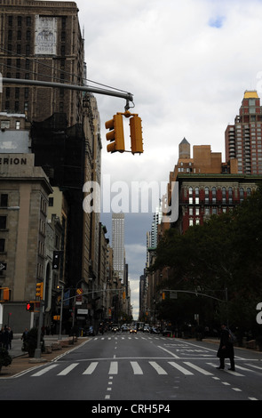 Les nuages blancs 'portrait' allée urbain, au nord de l'arrière plan des voitures, Afro-américain traversant la 5ème Avenue à Broadway, New York Banque D'Images