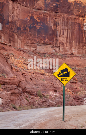 Route raide avec des élèves de 10  % - un avertissement road sign in Canyonlands près de Moab, Utah Banque D'Images