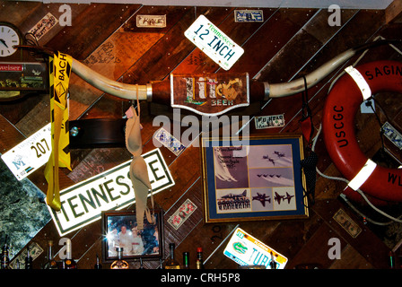 Bull horn haut de bikini décor funky de la plaque d'Flora-Bama Beach et Oyster Bar Banque D'Images