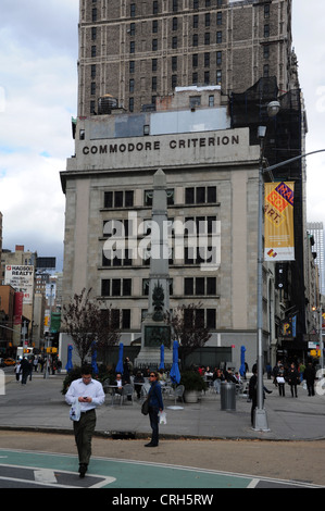 Portrait personnes traversant Broadway, Monument d'une valeur générale obélisque, Commodore, bâtiment d'une valeur critère général Square, New York Banque D'Images