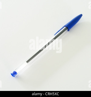 Bic Stylo cristal bleu sur fond blanc Banque D'Images