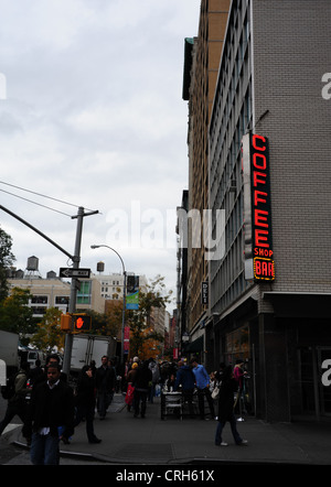 Ciel gris portrait automne personnes marchant sur le trottoir, les tables de café assis au néon, Union Square West, East 16th Street, New York Banque D'Images