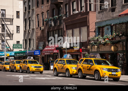 Les taxis sur Lexington Avenue ,Shop fronts, les entreprises indiennes, Murray Hill, NEW YORK Banque D'Images