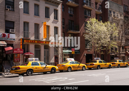 Les taxis sur Lexington Avenue ,Shop fronts, les entreprises indiennes, Murray Hill, NEW YORK Banque D'Images