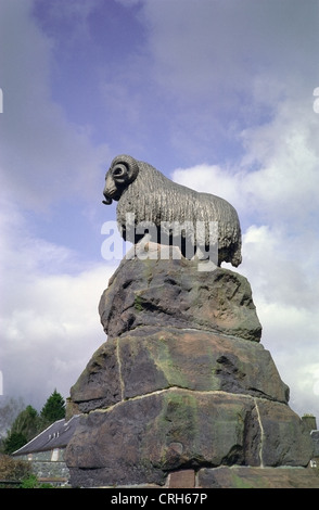 Colvin Fontaine avec Moffat Ram Sculpture, Moffat, Annandale, Dumfries & Galloway, Scotland, UK Banque D'Images