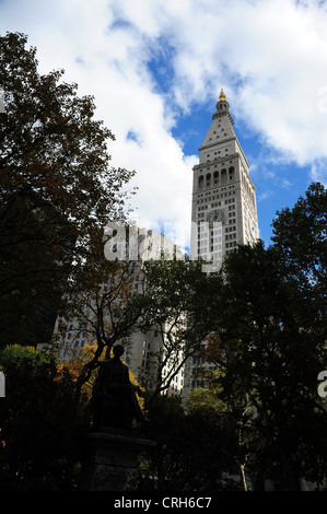 Ciel bleu nuages blancs de portrait, à partir de la 23e Rue Est, Metropolitan Life Tower s'élevant au-dessus des arbres Madison Square Park, New York Banque D'Images