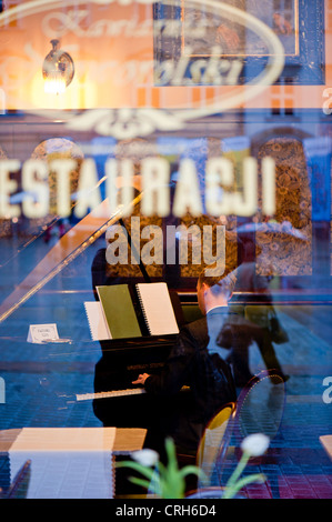 Man playing piano en restaurant, place principale, Cracovie, Pologne Banque D'Images