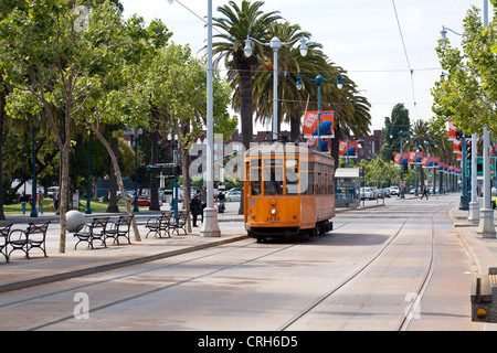 Une rénovation vintage chariot de Milan roule le long de sa route d'Embarcadero à San Francisco, Californie,. Banque D'Images