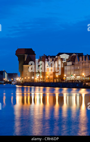 Voir l'architecture de la vieille ville par la nuit, la rivière Motlawa Gdansk, Pologne Banque D'Images