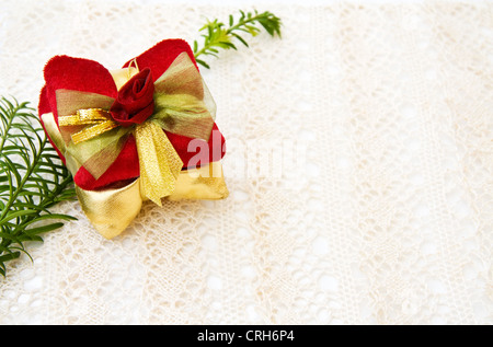 Cadeaux de Noël et de décoration traditionnel pin arbre branche assis sur de vieux en dentelle. Banque D'Images