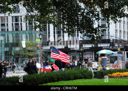 L'herbe verte sur le jardin, à l'Apple Store, American flag flying trottoir décrochage, 5e Avenue, Central Park South, New York Banque D'Images