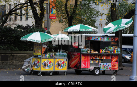 Deux stands vendant de la crème glacée hot-dogs, Doris C. Freedman Plaza, angle 5e Avenue, Central Park South, New York Banque D'Images