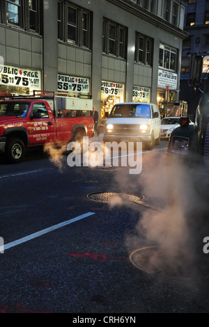 Portrait de l'aube, vers la 5e Avenue, Centre d'art et d'antiquités, des colonnes de vapeur passant de regards, West 43rd Street, New York Banque D'Images