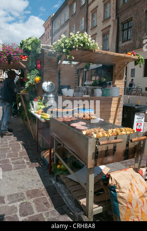 Grill au Festival du vin à peu de place du marché, Cracovie, Pologne. Banque D'Images