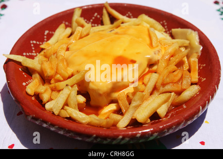 Un Francesihna sandwich est servi avec des frites dans le quartier de Ribeira de Porto, au Portugal. Banque D'Images