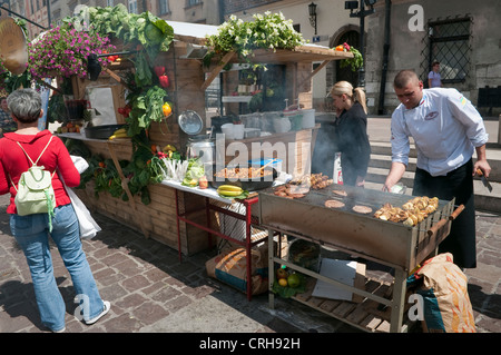 Grill au Festival du vin à peu de place du marché, Cracovie, Pologne. Banque D'Images