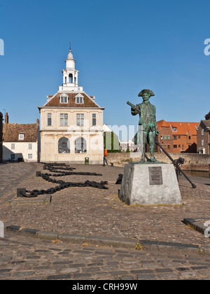 Le Custom House et statue du capitaine George Vancouver Kings Lynn Banque D'Images