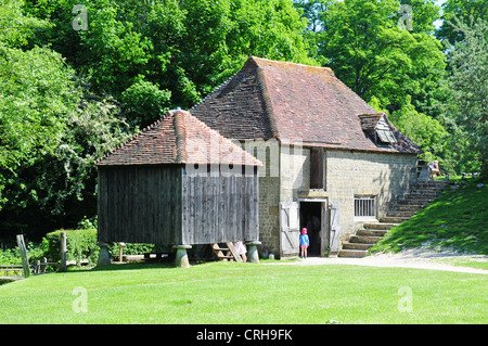 Lurgashall Mill et The Granary de West Ashling au Weald and Downland Open Air Museum Singleton. Banque D'Images