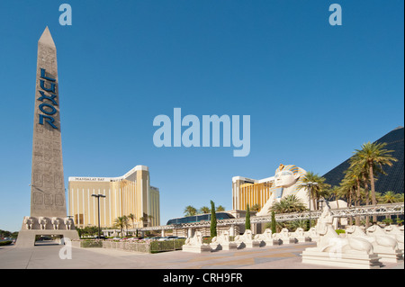 LAS VEGAS, NEVADA, Etats-Unis - 14 JUIN 2012 : vue extérieure de l'hôtel Luxor Resort et obélisque Banque D'Images