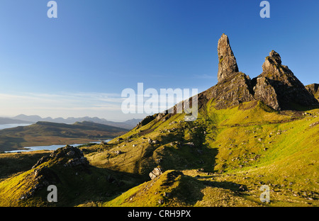 Le vieil homme de Storr baigné de soleil tôt le matin Banque D'Images