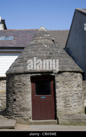 Au nord de l'Écosse Caithness Thurso UK bien une petite prairie bien circulaire en pierre avec maison en pierre construit 1818 toit conique Banque D'Images