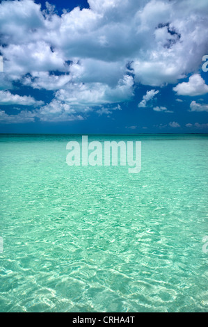 La sapotille bay avec des nuages. Providenciales. Îles Turques et Caïques Banque D'Images