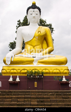 Côté de plus grande image de Bouddha dans Wianghaeng Chiangmai Banque D'Images