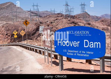 BARRAGE HOOVER, ARIZONA, États-Unis - 15 JUIN 2012 : signes et pylônes avec signe Banque D'Images