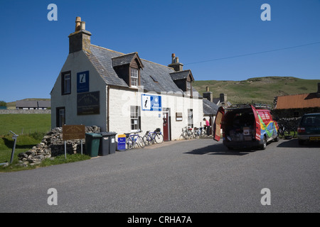 Bettyhill Sutherland Écosse Cafe artisanat cadeaux et centre d'information avec les cyclistes reposant sur longue distance défi Banque D'Images