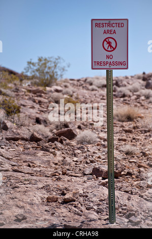 BOULDER CITY, NEVADA, États-Unis - 15 JUIN 2012 : panneau d'avertissement de zone restreinte près du barrage Hoover dans l'Arizona du Nevada Banque D'Images