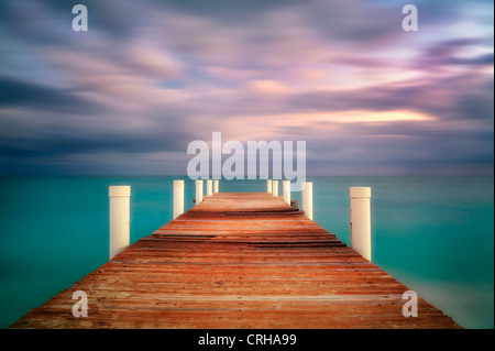 Pier au lever du soleil à Grace Bay. Providenciales. Îles Turques et Caïques. Banque D'Images