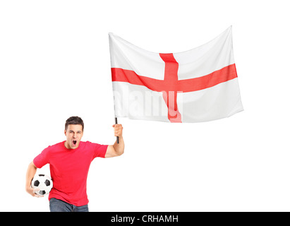 Un ventilateur euphorique tenant un ballon de soccer et drapeau anglais isolé sur fond blanc Banque D'Images