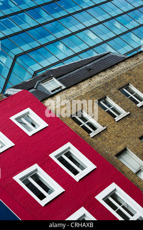 Maisons de Tottenham Court Road et d'immeuble de bureaux. Londres, Angleterre Banque D'Images