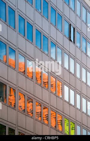 Central St Giles se reflétant dans les immeubles de bureaux de la Haute route Holburn. Londres Banque D'Images