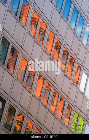 Central St Giles se reflétant dans les immeubles de bureaux de la Haute route Holburn. Londres Banque D'Images