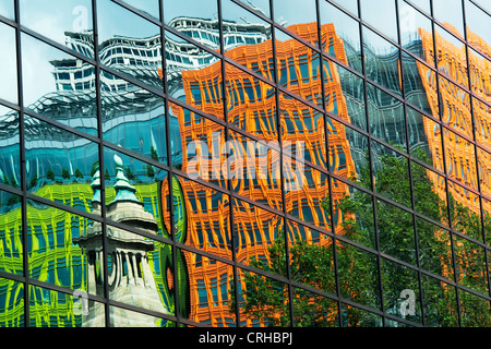 Central St Giles se reflétant dans les immeubles de bureaux de la Haute route Holburn. Londres Banque D'Images