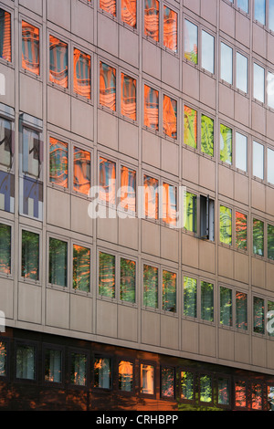 Central St Giles se reflétant dans les immeubles de bureaux de la Haute route Holburn. Londres Banque D'Images