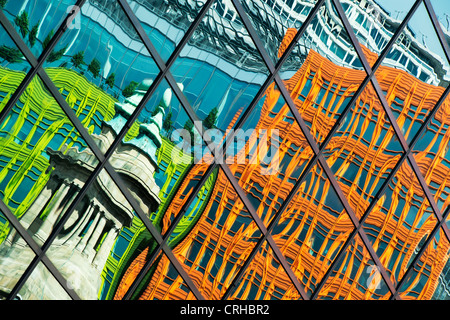 Central St Giles se reflétant dans les immeubles de bureaux de la Haute route Holburn. Londres Banque D'Images