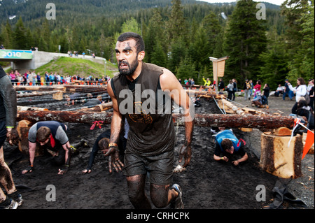 Les participants à l'événement de Vancouver 2012 Tough Mudder au Parc olympique de Whistler. Whistler, BC, Canada. Banque D'Images