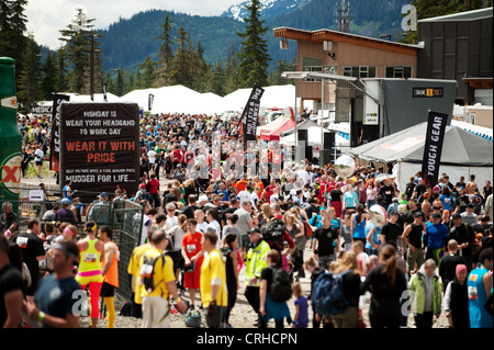 Les participants à l'événement de Vancouver 2012 Tough Mudder au Parc olympique de Whistler. Whistler, BC, Canada. Banque D'Images