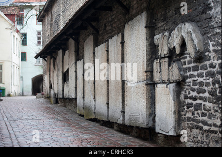 Pierres tombales médiévales au passage de St Catherine à Tallinn, Estonie, Pays Baltes Banque D'Images